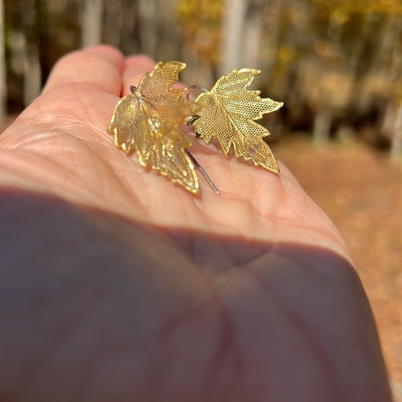 Vintage Gold Leaves Leaf Earrings Gold Tone Mesh Autumn Earrings Pair of earring - Picture 9 of 13